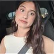 Soy una chica a la que le encantan los niños pequeños y enseñarles. Estudio la carrera de análisis económico y soy muy paciente.