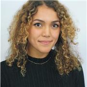 Englische Muttersprachlerin und mehrsprachig; Grundschullehrerin, die Englisch auf spielerische und vereinfachte Weise