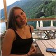 Sono una studentessa universitaria, neo-diplomata in un liceo linguistico, insegno inglese, italiano e anche aiuto compiti