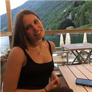 Sono una studentessa universitaria, neo-diplomata in un liceo linguistico, insegno inglese, italiano e anche aiuto compiti