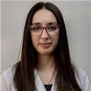 Estudiante de cuarto año de Gestión y Administración Pública, titulada en un bachillerato de ciencias de la Salud y con un Formación profesión de grado superior de Salud Ambiental que ofrece apoyo a niños y adultos en materias generales en la zona de El