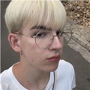 Chico joven listo para enseñar inglés a alumnos de primaria.