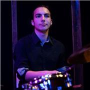 Étudiant au conservatoire de Toulouse et à l'école Agostini, diplômé de la licence de musicologie Jazz donne cours de batterie à d