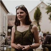 Tutrice pour l'aide aux devoirs et soutien scolaire donne des cours particuliers en juillet