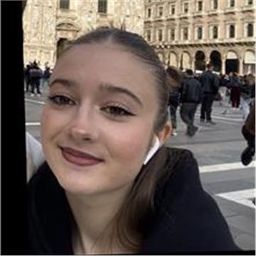 Stuedentessa del liceo linguistico offre ripetizioni sia online che in presenza