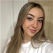 Profesora de inglés imparte clases a niños de todas las edades