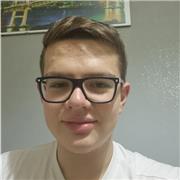 Studente fornisce lezioni di matematica a ragazzzi delle scuole medie e dei licei