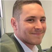 Docente di storia. Impartisce lezioni per studenti di liceo e medie