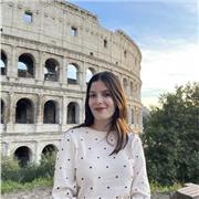 Estudiante universitaria española con experiencia en impartición de clases de idiomas, formación en inglés, francés e italiano para niños/as y adultos