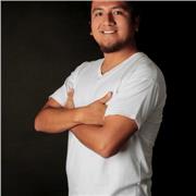 Profesor de informática brinda clases a niños y jovenes