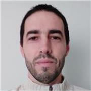 Profesor universitario titulado (grado, magíster y doctorado) imparte clases de forma online.
