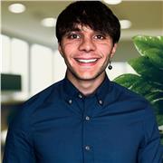 Giovane docente di Storia impartisce lezioni rispetto alla materia di cui sopra su argomenti concordati con metodo coinvolgente