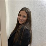 Profesora imparte clases de matemáticas para primaria y secundaria
