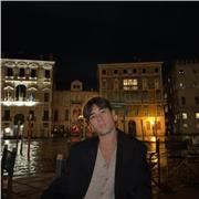 Studente di giurisprudenza impartisce lezioni di diritto a studenti di scuola superiore