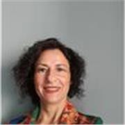 Profesora de inglés imparte clases a todos los niveles a niños y adultos