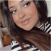 Profesora de ingles imparte clase a niños y jóvenes de todas las edades