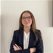 Profesora de catalán imparte clases de catalán y otras materias a niños cursando la primaria