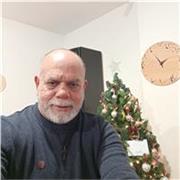 Profesor con más de 25 años de experiencia en la enseñanza del idioma . Proactivo y dinamico 