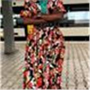 Deutsch als Fremdsprache-Lehrerin, die sowohl Kinder, als auch alter Leute unterrichtet.