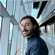 Laureato in musica elettronica e sound design propone lezioni di produzione musicale, sound design e programmazione musicale