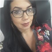 profesora de ciencias politicas dicta clases a niños de diferentes edades