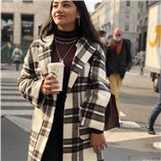 Ragazza laureata in lingue impartisce lezioni di tutte le materie ai bambini della scuola primaria, inglese scuola secondaria