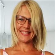 Insegnante per aiuto compiti impartisce lezioni da remoto per bimbi delka orimatia e ragazzi della secondaria