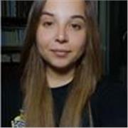 Studentessa universitaria impartisce lezioni di Latino e Greco