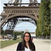 Profesora titulada en Geografía e Historia y en música, con grado profesional de violoncello. Con amplios conocimientos musicales y con titulación en inglés C1
