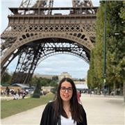 Profesora titulada en Geografía e Historia y en música, con grado profesional de violoncello. Con amplios conocimientos musicales y con titulación en inglés C1