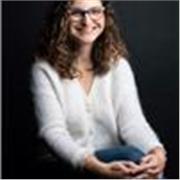 Professeur de français donne des cours en visio.