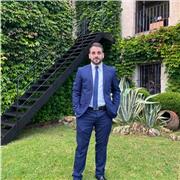 Un maestro muy implicado en el aprendizaje, adaptándome al nivel de los alumnos y alumnas. Además de ser divertido y dinamizar.