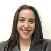 Estudiante de ingeniería imparte clases de matemáticas a niños de todas las edades
