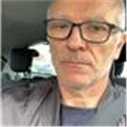 Insegnante con più di 40 anni di esperienza a disposizione.