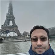 Professeur particulier donne des cours en ligne de français pour apprendre ou renforcer des connaissances pour jeunes ou adultes