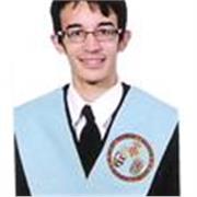 Profesor que imparte clases de repaso a alumnos de Educación Primaria