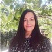 Profesora de primaria imparte clases a niños de 5 a 13 años