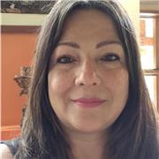 Profesora de Español imparte clases a niños de todas las edades