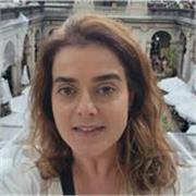 Professora com mais de 15 anos de experiência. Vivência e especialização no exterior. Plano de aula e material personalizado