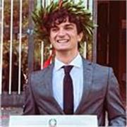 Laureato in Lingue e Letterature - Studi Interculturali impartisce lezioni di italiano per stranieri