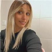 Profesora titulada en ingeniera de diseño industrial con un máster de interiorismo y un otro de educación especializado en dibujo