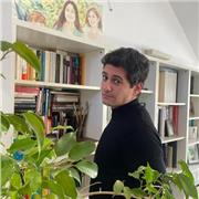 Graduado en historia y periodismo, soy profesor de geografía e historia en un instituto de Madrid. Además, también he impartido la materia de lengua castellana y tengo experiencia en clases particulares de inglés (título C1). Busco compaginar mi labor com