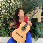 Egresada de la Escuela Superior de Música. Clases profesionales de Guitarra, Solfeo e Iniciación Musical
