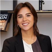 Profesora de comunicación e inglés con experiencia en marketing y PR en entorno internacional.