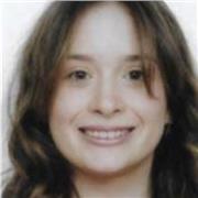 Studentessa universitaria impartisce lezioni a distanza di tutte le materie per studenti che frequentano le scuole medie