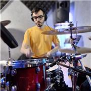 Insegnante di batteria, 22 anni, offre lezioni di batteria. Disponibile sia per principianti che per persone già avviate. Esperienza live e in studio