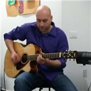 teoria e pratica sullo strumento.Lezioni individuali e di gruppo.
Realizzazione pezzi per esercitarsi in gruppo e basi personalizzate