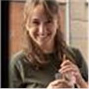 Soy belga, profesora de infantil. Vivo en España desde un año y aquí soy auxiliar de francés en una escuela IES y bachillerato.