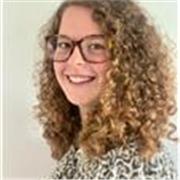 Professeure particulier donne des cours de soutien scolaire aux collégiens