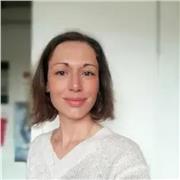 Passionnée par la lecture et l'écriture, j'ai à cœur de transmettre le goût des mots, de l'orthographe et de la grammaire